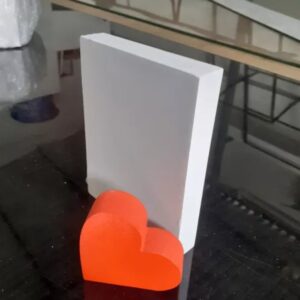 Porta Fotos em PVC expandido + coração para decorar com elegância. Denise Lage Designer